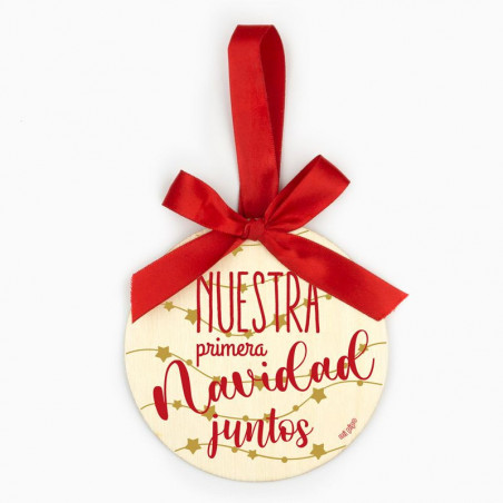 BOLA NAVIDAD MADERA GUIRNALDAS "NUESTRA PRIMERA NAVIDAD"